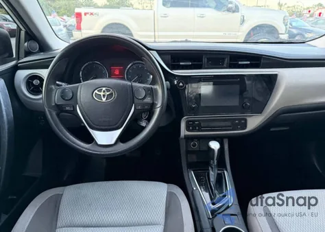 2018 Toyota Corolla L z USA, uszkodzony, nr VIN 5YFBURHE4JP828XXX